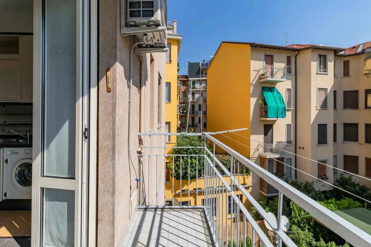 Altido Sleek Flat With Balcony, Walking Distance From Milan Centre Apartment