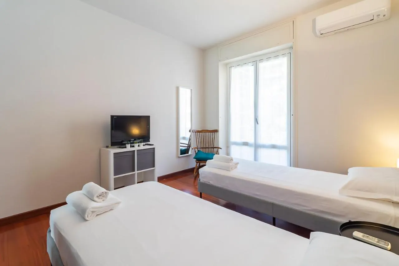 Altido Sleek Flat With Balcony, Walking Distance From Milan Centre Apartment